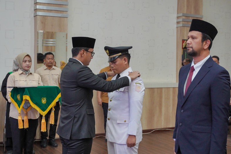 Kali Pertama Wali Kota Medan, Rico Tri Putra Bayu Waas Melantik Pejabat di Lingkungan Pemko Medan, di Balai Kota Medan, Senin (23/6/2025) Sore
