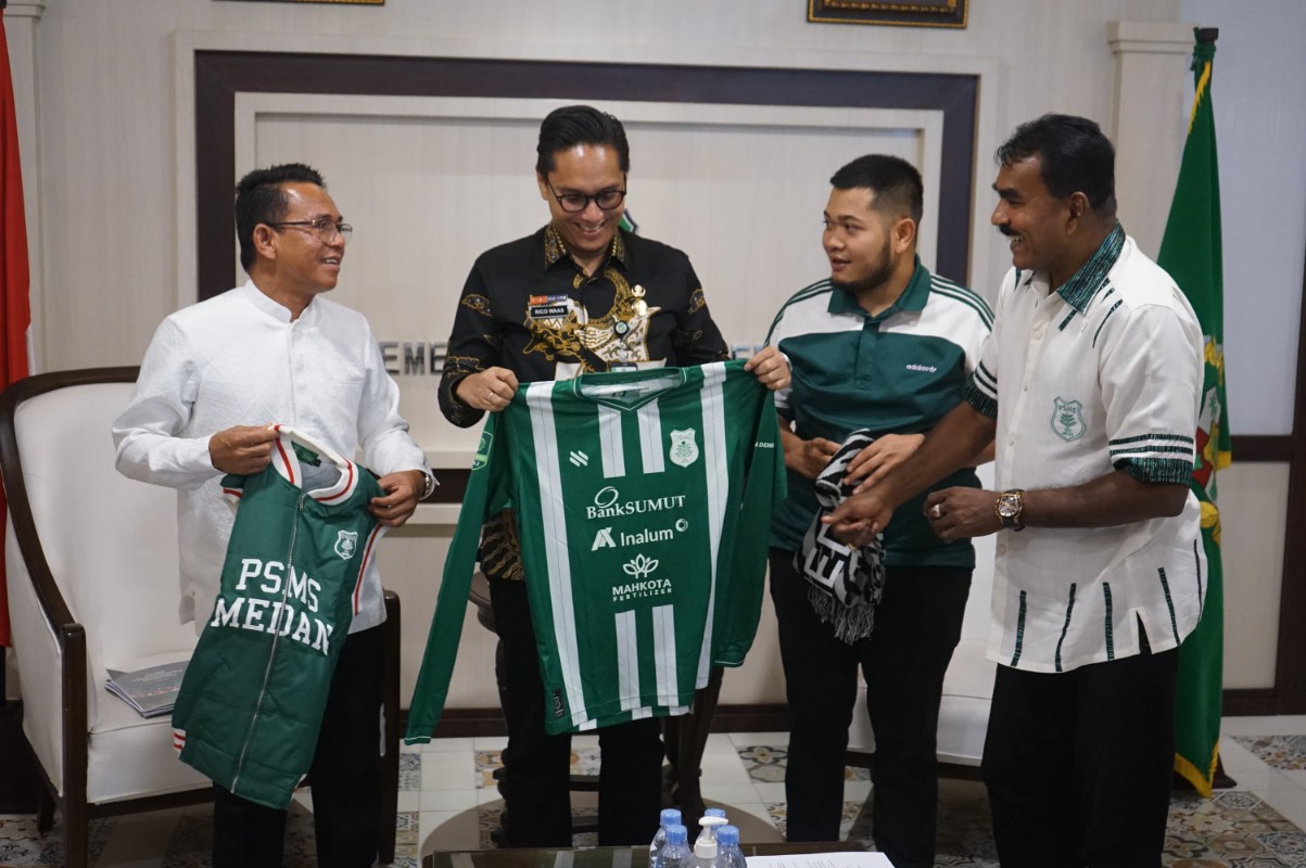 Wali Kota Medan, Rico Tri Putra Bayu Waas
Menerima Audiensi Manajemen Persatuan Sepakbola Medan Sekitarnya (PSMS) di Balai Kota Medan, Kamis (26/6/2025)