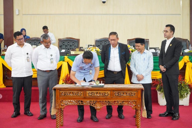 Wali Kota Medan, Rico Tri Putra Bayu Waas Pada Rapat Paripurna Penandatanganan/Pengambilan Keputusan Sekaligus Persetujuan Bersama DPRD Kota Medan Dengan Kepala Daerah Atas Rancangan Peraturan Daerah Kota Medan tentang Pencabutan Peraturan Daerah Kota Medan Nomor 2 Tahun 2015 tentang Rencana Detail Tata Ruang dan Peraturan Zonasi Kota Medan Tahun 2015-2035, Selasa (1/7/2025) di Gedung Dewan