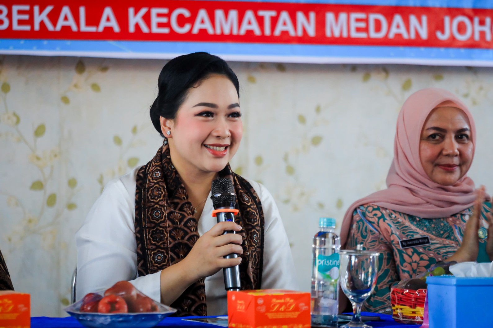Ketua TP PKK Kota Medan, Ny Airin Rico Waas Pada Pertemuan Pembinaan Pola Asuh Anak dan Remaja (PAAR) TP PKK Kota Medan di Kelurahan Kwala Bekala, Kecamatan Medan Johor, Kamis (17/7/2025)