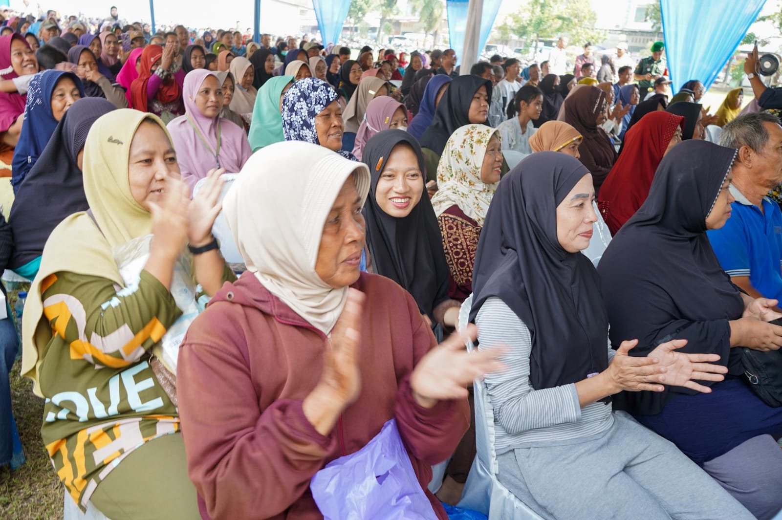 Rico Waas Salurkan Bantuan Beras pada 500 Keluarga di Medan Utara, 1.000 Asuransi Nelayan BPJS Ketenagakerjaan