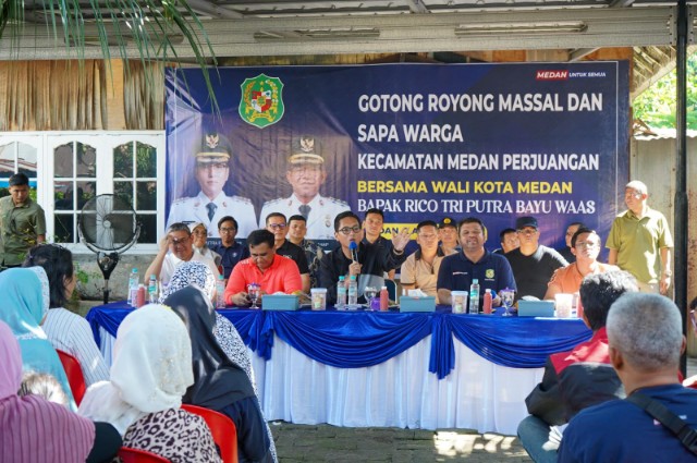 Sejumlah Warga Kecamatan Medan Perjuangan Mengadu Secara Langsung Kepada Wali Kota Medan, Rico Tri Putra Bayu Waas Terkait Keluhan dan Permasalahan Mereka Pada Kegiatan Sapa Warga Yang Digelar di Kelurahan Sei Kera Hilir II, Kecamatan Medan Perjuangan, Sabtu,(2/8/2025)