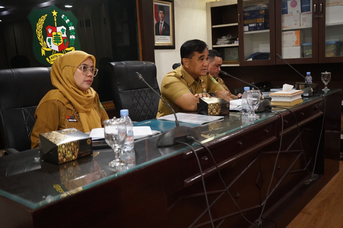 Asisten Pemerintahan dan Kesejahteraan Rakyat Setda Kota Medan, M. Sofyan saat Memimpin Rapat Koordinasi Terkait Penyelesaian Sertifikat Wakaf Masjid Jamik, di Balai Kota Medan, Senin (4/8/2025)
