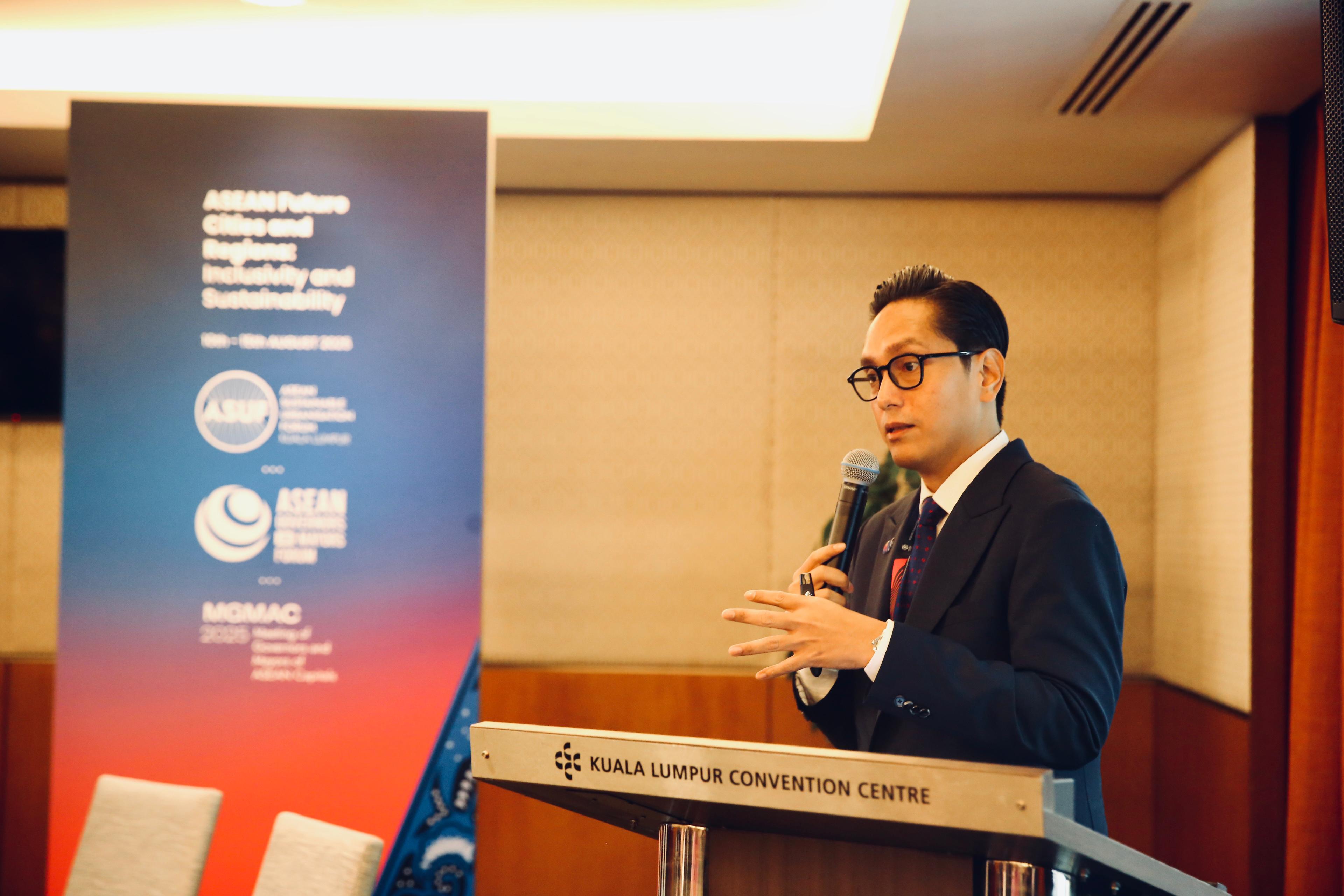 Wali Kota Medan Rico Tri Putra Bayu Waas hadir langsung dalam diskusi bertajuk "Leave No One Behind : Empowering Inclusive City Leadership yang berlangsung di Kuala Lumpur Convention Center, Malaysia.