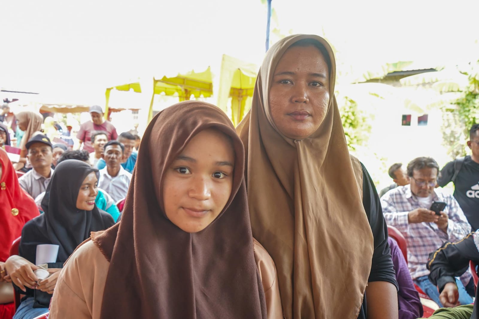 Warga Ungkapkan Terima Kasih pada Rico Waas atas Program Tebus Ijazah