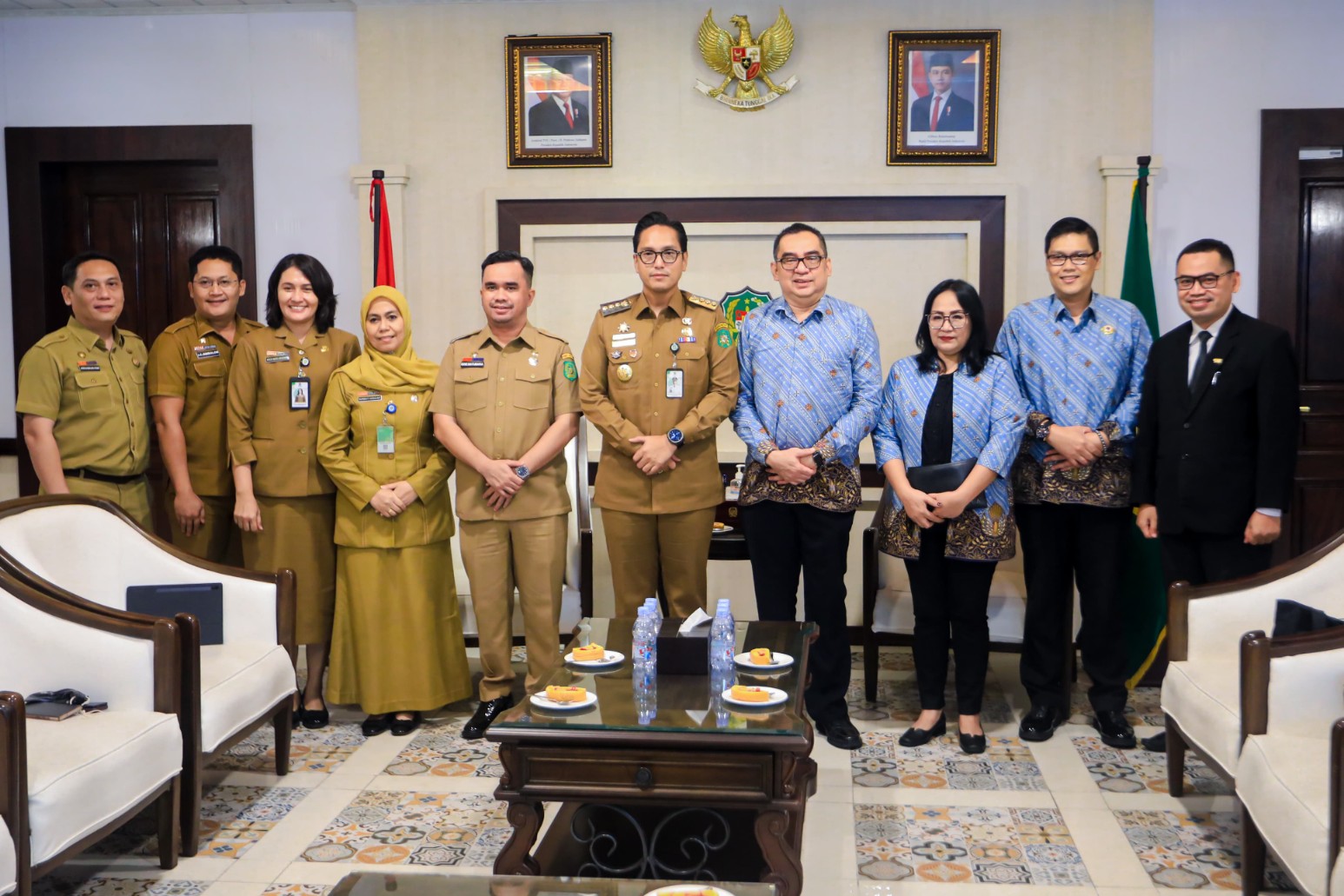 Wali Kota Medan, Rico Tri Putra Bayu Waas 
Didampingi Kadis Kominfo, Arrahmaan Pane, Kadis Pariwisata, Odi Batubara, Kadis PMPTSP, Nurbaiti Harahap, Kadisnaker, Ilyan Chandra dan Kadis Lingkungan Hidup, Melvi Marlabayana Menerima Audiensi Ketua PHRI Sumut, Denny S Wardhana Bersama Wakil Ketua PHRI Sumut, Melkhy Waas dan Sekretaris  PHRI Sumut, Dewi Juita Purba di Balai Kota, Senin (25/8/2025)