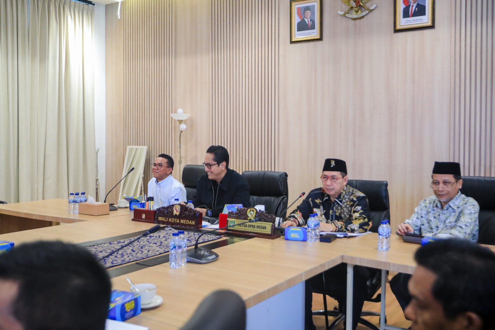 Wali Kota Medan, Rico Tri Putra Bayu Waas Bersama Wakil Wali Kota Medan, H. Zakiyuddin Harahap Mengikuti Sidang Paripurna DPRD Kota Medan Dengan Agenda Pemandangan Umum Fraksi-fraksi DPRD Medan Terhadap Penjelasan Kepala Daerah Atas Ranperda Kota Medan Tentang Perubahan APBD Kota Medan tahun 2025 di Rumah Dinas Wali Kota Medan, Jalan Sudirman, Selasa (2/9/2025)