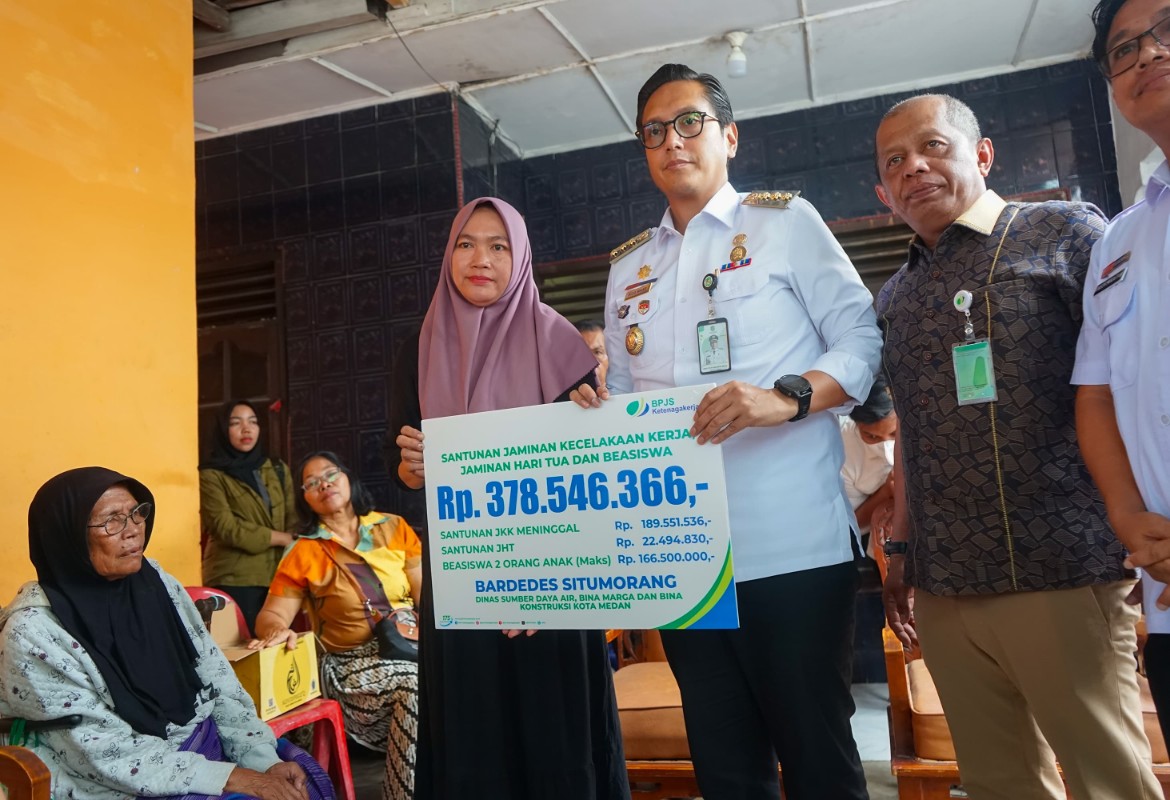 Wali Kota Medan, Rico Tri Putra Bayu Waas
Serahkan Santunan Kepada Keluarga Almarhum Pegawai Non ASN Yang Meninggal Akibat Kecelakaan Kerja, di Kediaman Almarhum Yang Berlokasi di Kalan Karya III, Desa Helvetia, Kab. Deli Serdang,Rabu (10/9/2025)