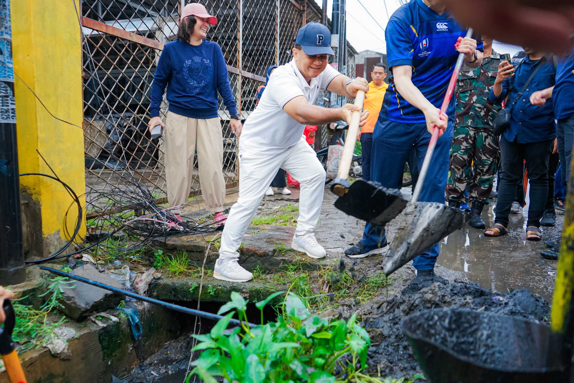 Pemko Medan Peringati World Cleanup Day Dengan Menggelar Gotong Royong Massal dan Normalisasi Drainase, di Jalan Trikora, Kec. Medan Denai, Sabtu (20/9/2025)