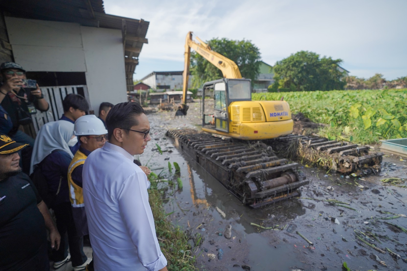 Wali Kota Medan, Rico Tri Putra Bayu Waas Turun Langsung Meninjau Normalisasi Parit Gonggong Yang Berlokasi di Jalan Kapten Moh. Ilyas, Kec. Medan Labuhan, Selasa (23/9/2025)