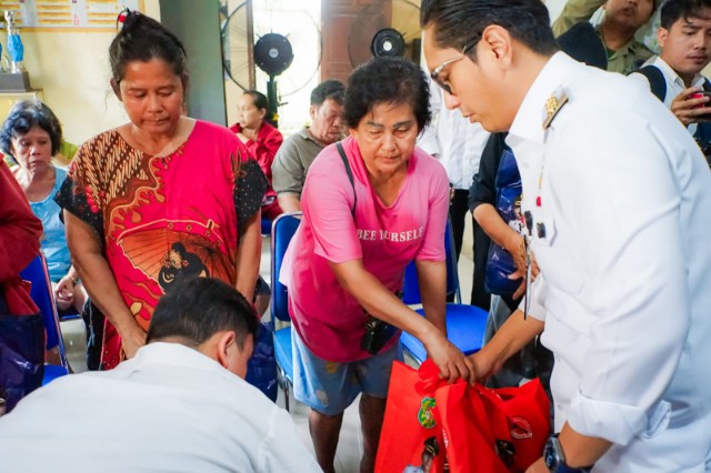 Wali Kota Medan, Rico Waas Serahkan Bantuan Kepada Korban Kebakaran Asia Mega Mas, di Kantor Lurah Sukaramai II, Jalan AR. Hakim, Gg. Kamboja, Kec. Medan Area, Rabu (1/10/2025)