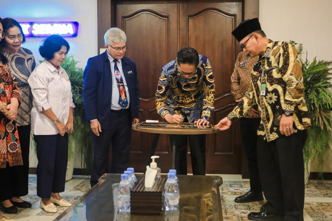 Ungkapan Rasa Syukur dan Bangga, Rico Waas Disematkan Ulos Jemaat HKBP Resort Maranatha