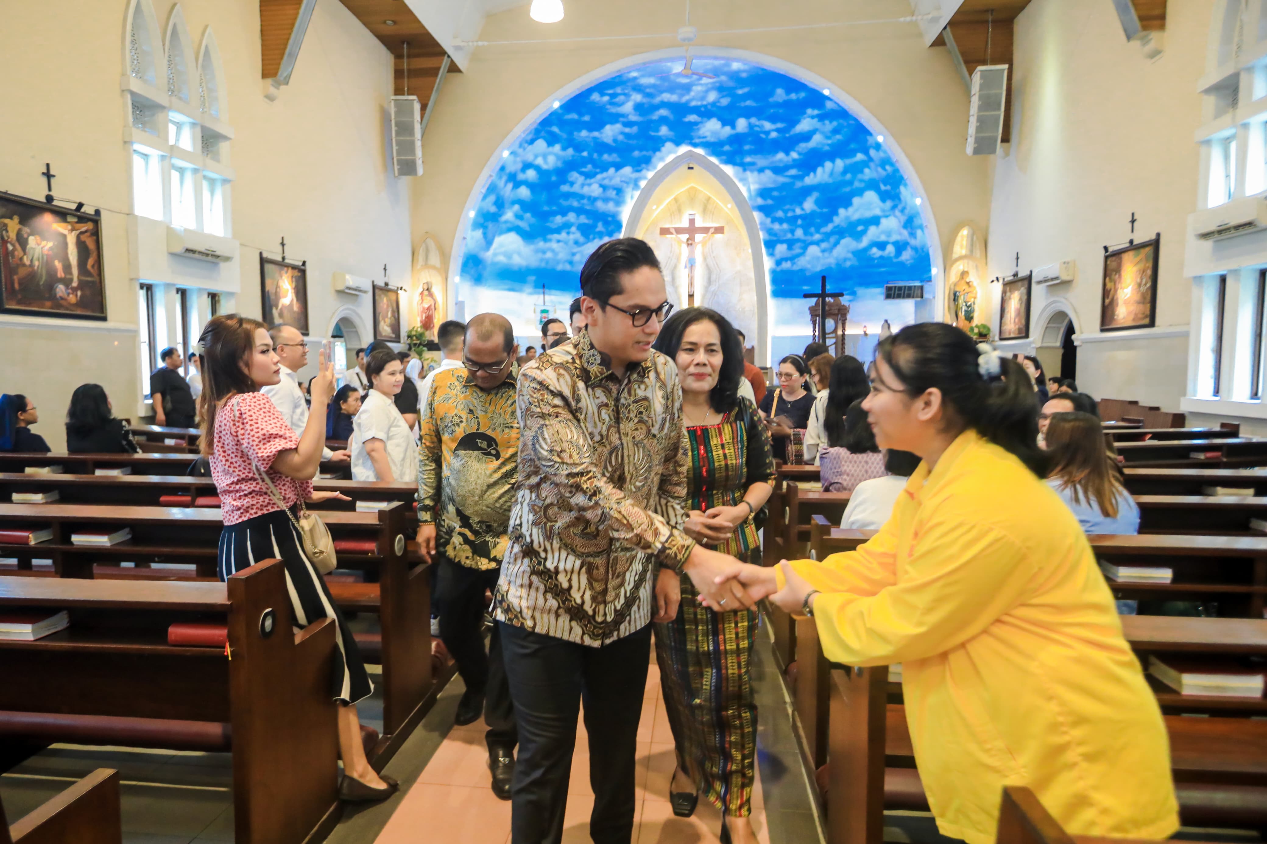 Rico Waas Hadiri Misa Requiem, Ungkapkan Bela Sungkawa atas Wafatnya Uskup Emeritus Monsignor Alfred Gonti Pius Datubara