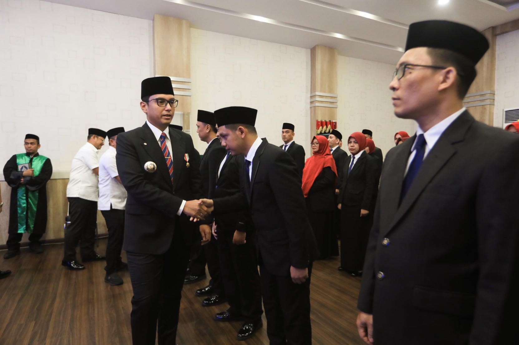 Wali Kota Medan, Rico Tri Putra Bayu Waas Mengambil Sumpah Janji dan Melantik 53 Pejabat Fungsional di Ruang Rapat III,  Balai Kota, Rabu (22/10/2025)