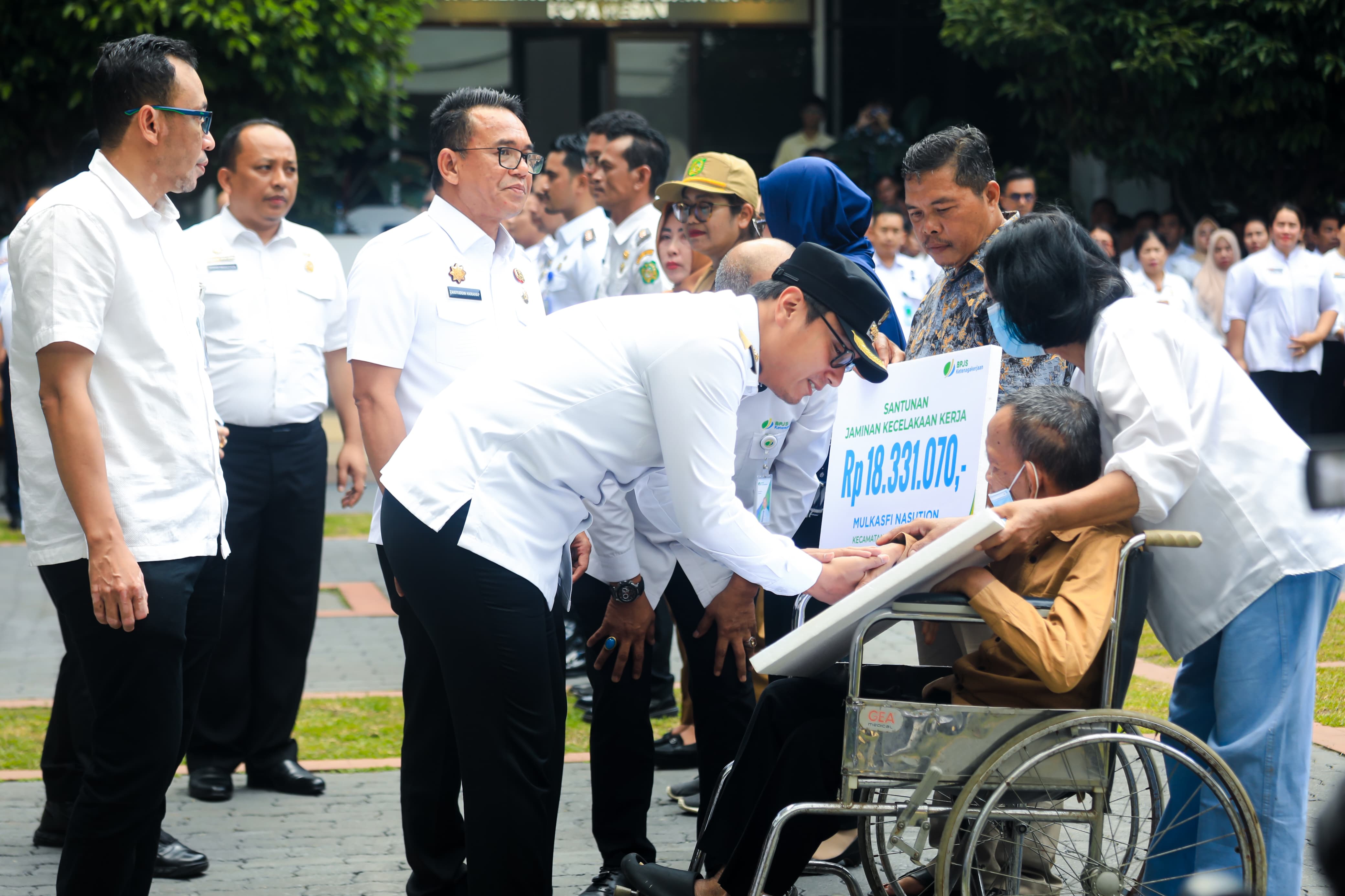 Rico Waas Terima Piagam Penghargaan, Program Empowering Kepling Jadikan Medan Kota Pertama di Indonesia Dalam Perluasan Perlindungan Jaminan Sosial BPJS Ketenagakerjaan