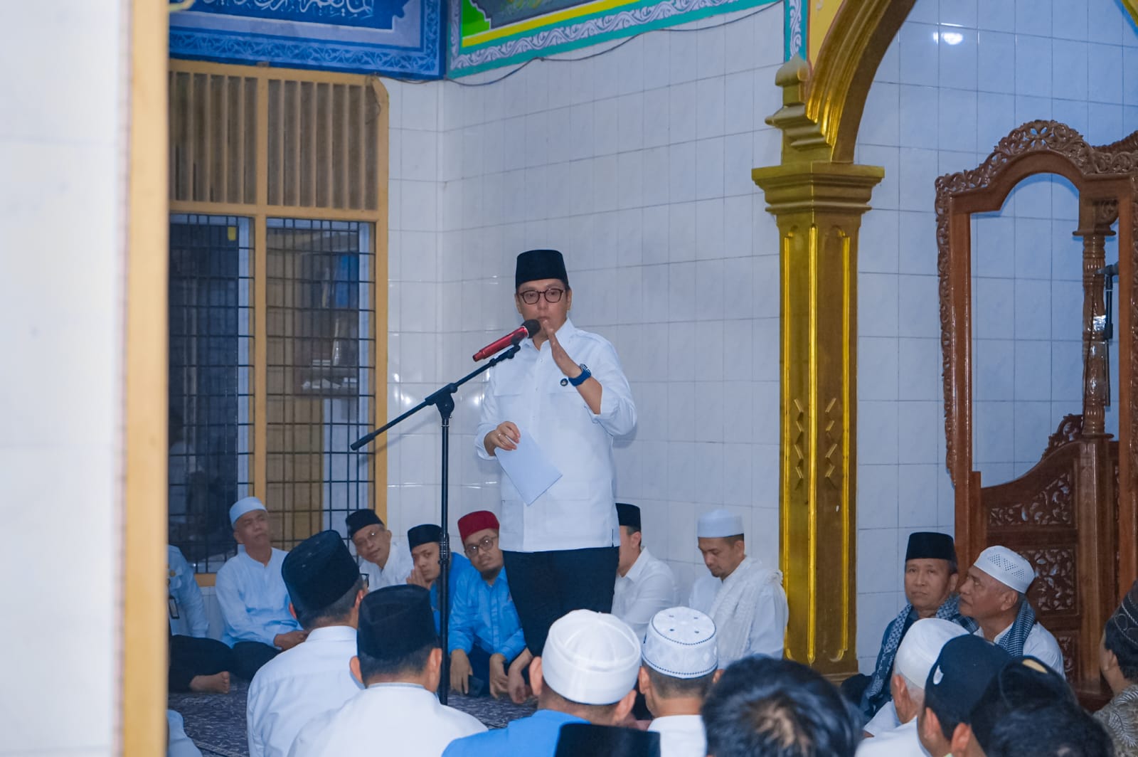 Safari Isya di Masjid Tsamaratul Iman, Rico Waas Jemput Aspirasi Masyarakat & Salurkan Bantuan Hingga Puluhan Juta