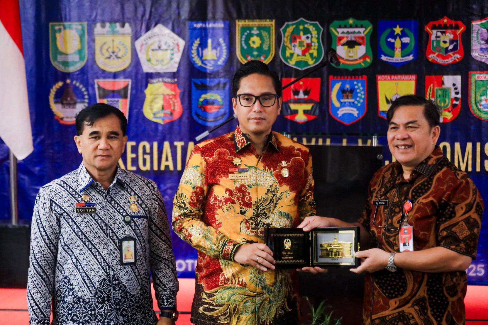 Wali Kota Medan, Rico Tri Putra Bayu Waas Didampingi Asisten Pemerintahan dan Kesejahteraan, Muhammad Sofyan, Kadis Kominfo, Arrahmaan Pane, Kepala DPMPTSP, Nurbaiti Harahap dan Kadis Koperasi UKM Perindag, Benny Nasution Membuka Kegiatan Sosialisasi Kesepakatan Bersama Tentang kerjasama Daerah Terkait Aplikasi Unggulan dan Produk Unggulan, di hotel Grand Mercure, Medan, Kamis (30/10/2025)