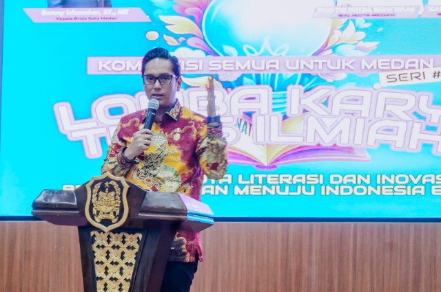 Wali Kota Medan, Rico Tri Putra Bayu Waas Membuka Kegiatan Lomba Karya Tulis Ilmiah bertema "Literasi dan Inovasi Berkelanjutan Menuju Indonesia Emas", di Ruang Rapat III Kantor Wali Kota Medan, Kamis (30/10/2025)