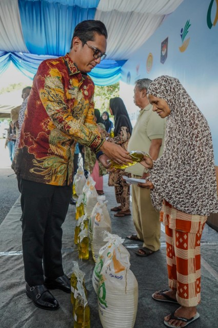 Wali Kota Medan, Rico Tri Putra Bayu Waas Menghadiri Peluncuran Penyaluran Cadangan Pangan Pemerintah (CPP) untuk Pemberian Bantuan Pangan Beras dan Minyak Goreng Alokasi Oktober–November 2025 di Medan, Kamis (30/10/2025)
