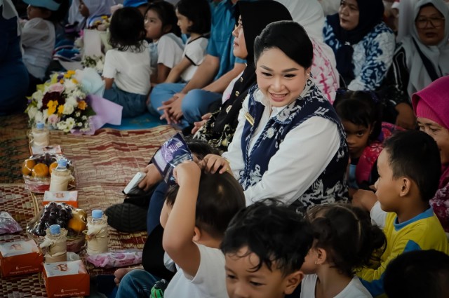 Ketua TP PKK Kota Medan, Airin Rico Waas,  dan Bunda PAUD Sumut, Kahiyang Ayu Bobby Nasution Ikut Senam “Anak Indonesia Sehat” Bersama Ribuan Anak Taman Kanak-Kanak (TK) se-Sumatera Utara Pada Perhelatan Kampung Ceria Anak Merdeka, di Lapangan Cadika, Medan, Sabtu (1/11/2025)