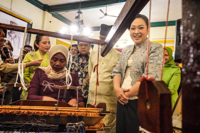 Ketua Dewan Kerajinan Nasional Daerah (Dekranasda) Kota Medan, Airin Rico Waas Menghadiri Pembukaan Kegiatan Pembinaan Wastra Warna Alam Tenun Songket Melayu, kerja sama antara PT Bank Central Asia Tbk (BCA) dan Perkumpulan Warna Alam Indonesia (WARLAMI) di Balairung Istana Maimun, Selasa (4/11/2025)