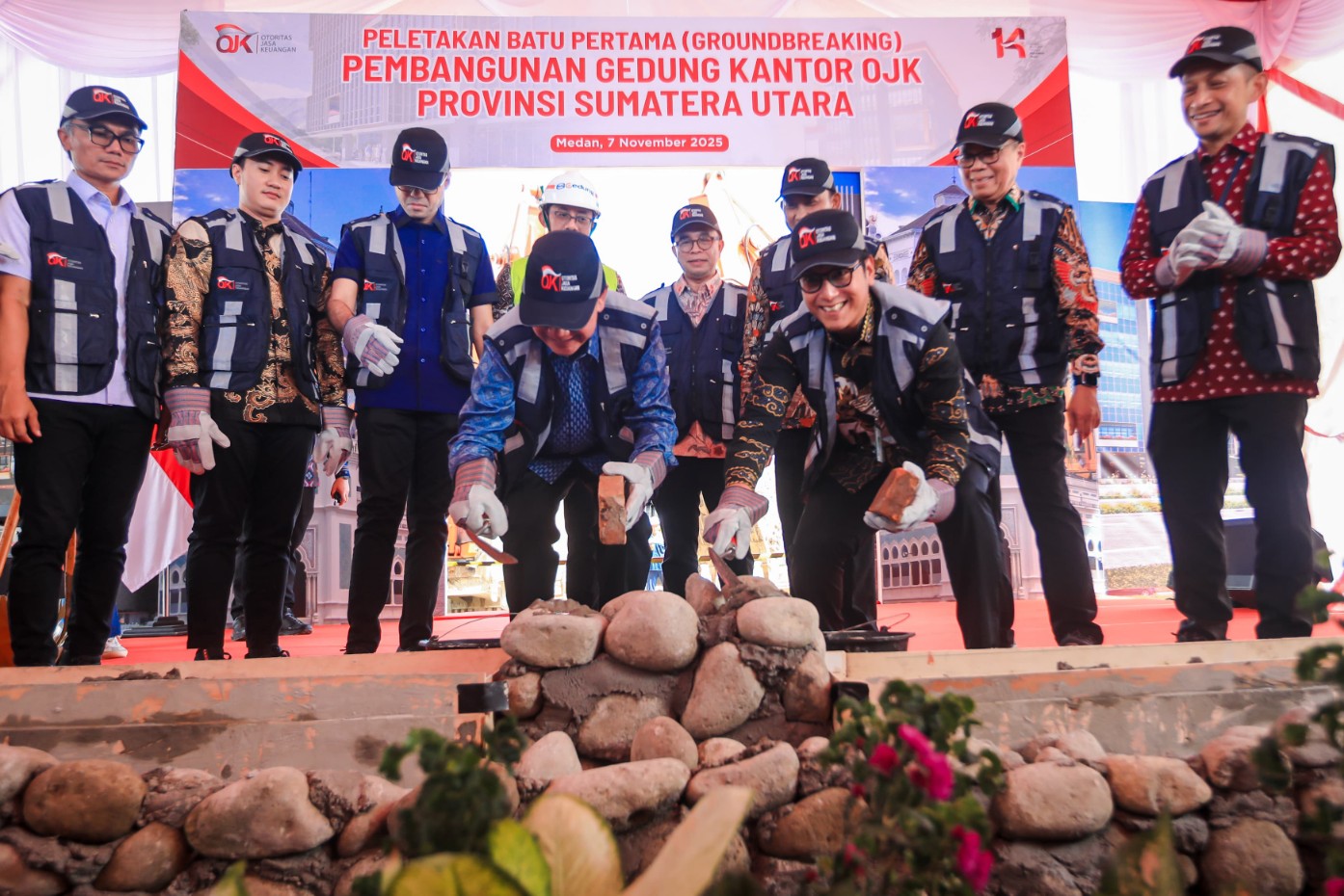 Wali Kota Medan, Rico Tri Putra Bayu Waas Melakukan Groundbreaking Pembangunan Gedung Kantor OJK Sumut di Jalan Gatot Subroto, Medan Helvetia, Jumat (7/11/2025)