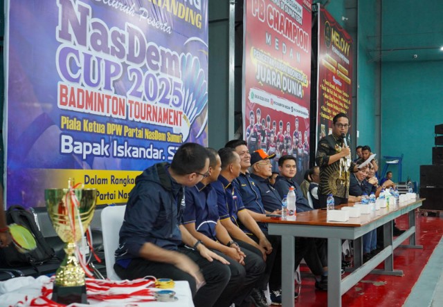 Wali Kota Medan, Rico Tri Putra Bayu Waas Membuka Secara Resmi Nasdem Cup Open Turnamen 2025 di Lapangan Badminton Jalan T. Amir Hamzah, Jumat (7/11/2025) Sore