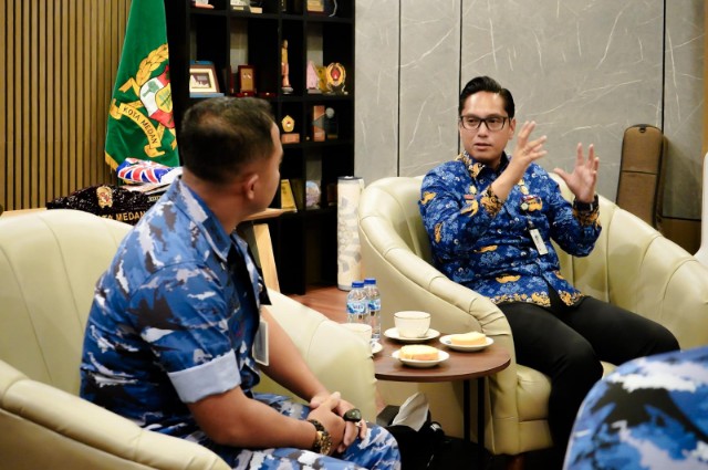 Wali Kota Medan, Rico Tri Putra Bayu Waas
Menerima Audiensi Pangkosek Hanudnas I Yang Dipimpin Asisten Operasi Kosek I, Letkol. Pnb. Setyo Budi Pulungan, di Rumah Dinas Wali Kota Medan, Senin (17/11/2025)