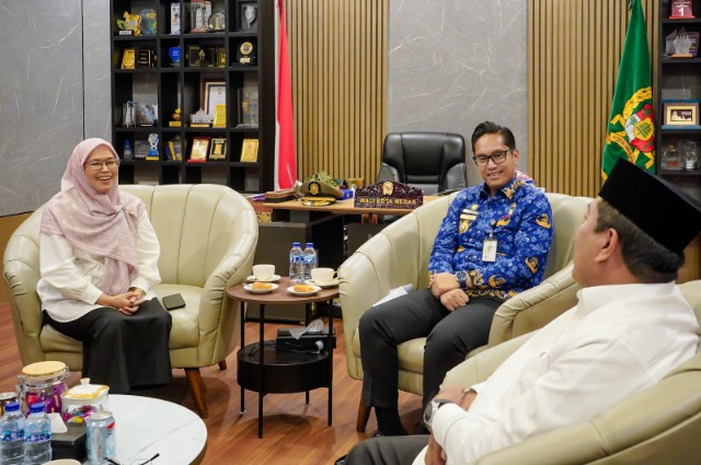 Wali Kota Medan, Rico Tri Putra Bayu Waas, Menerima Audiensi Rektor Universitas Islam Negeri Sumatera Utara (UINSU), Prof. Nurhayati, di Rumah Dinas Wali Kota Medan, Senin (17/11/2025)