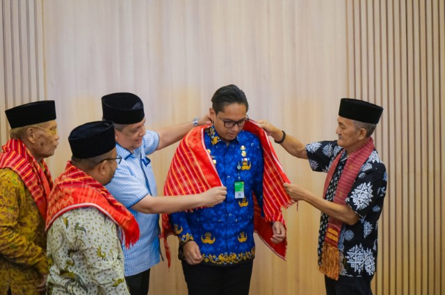 Wali Kota Medan, Rico Tri Putra Bayu Waas Menerima Audiensi Dari Panitia Penambalan Marga Karo, di Rumah Dinas Wali Kota Medan, Senin (17/11/2025)