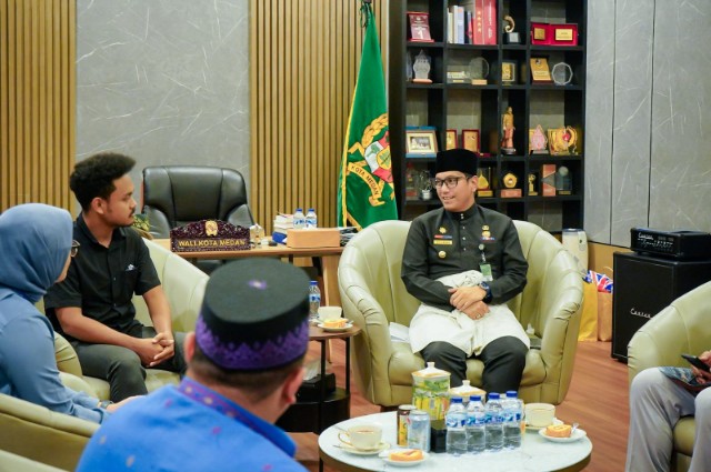 Wali Kota Medan, Rico Tri Putra Bayu Waas Menerima Audiensi Komunitas Lari RUNMDN di Rumah Dinas Wali Kota, Selasa (25/11/2025)