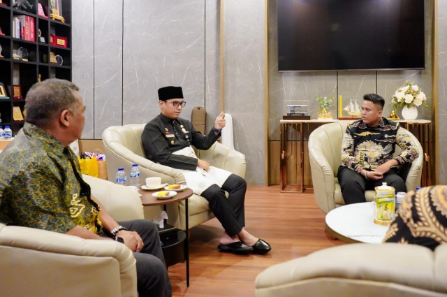 Wali Kota Medan, Rico Tri Putra Bayu Waas Menerima Kehadiran Forum Silaturahmi Masyarakat Pemerhati dan Peduli Kota Medan di Rumah Dinas Wali Kota, Selasa (25/11/2025)