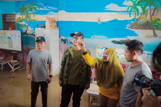 Wali Kota Medan, Rico Tri Putra Bayu Waas Bersama Dengan Wakil Wali Kota Medan, H. Zakiyuddin Harahap Meninjau SDN 066429 di Jalan Baru, Kel. Terjun, Kec. Medan Marelan Yang Kondisinya Memprihatinkan Akibat Diterjang Banjir, Rabu (3/12/2025)