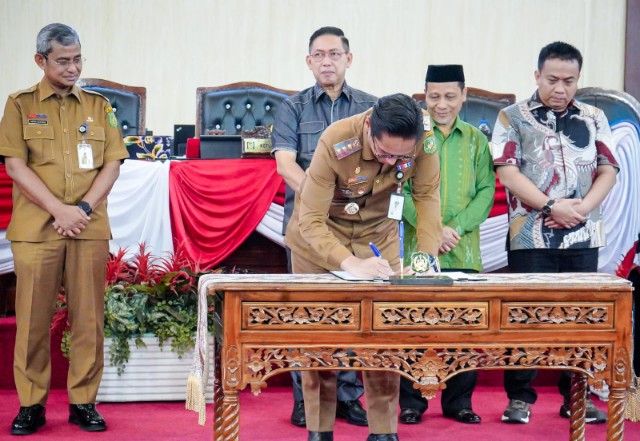 Wali Kota Medan, Rico Tri Putra Bayu Waas Bersama Ketua DPRD Medan, Wong Chun Sen dan Para Wakil Ketua DPRD, Rajuddin Sagala, Zulkarnain, Serta Hadi Suhendra Menandatangani Kesepakatan Bersama Antara Pemko dan DPRD Medan Tentang Program Pembentukan Peraturan Daerah (Propemperda) Tahun 2026 Dalam Rapat Paripurna di Gedung Dewan, Senin (8/12/2025)