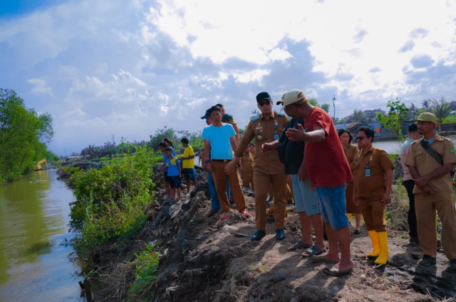 Wali Kota Medan, Rico Tri Putra Bayu Waas Meninjau Langsung Tanggul Yang Jebol Akibat Banjir Rob Yang Terjadi Beberapa Waktu Yang Lalu di Jalan Tandu Batang Kilat, Kel. Sei Mati, Kec. Medan Labuhan, Senin (8/12/2025)