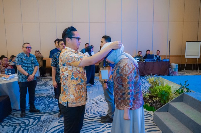 Wali Kota Medan, Rico Tri Putra Bayu Waas Membuka Acara Pelatihan Penguatan Karakter & Harmonisasi Kerja ASN di Lingkungan Inspektorat Kota Medan Yang Berlangsung di Hotel Arya Duta, Kamis (11/12/2025)