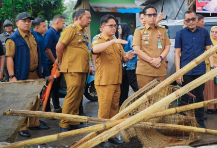 Wali Kota Medan, Rico Tri Putra Bayu Waas Meninjau Jembatan Gantung di Kota Bangun, Kec. Medan Deli Yang Rusak Akibat Diterjang Banjir besar Yang Terjadi Beberapa Waktu Yang Lalu, Selasa (16/12/2025)
