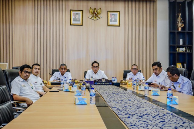Wali Kota Medan, Rico Tri Putra Bayu Waas Mengikuti Rapat Evaluasi Realisasi APBD Yang Dipimpin Menteri Dalam Negeri Muhammad Tito Karnavian Secara Daring, Rabu (25/12/2025)