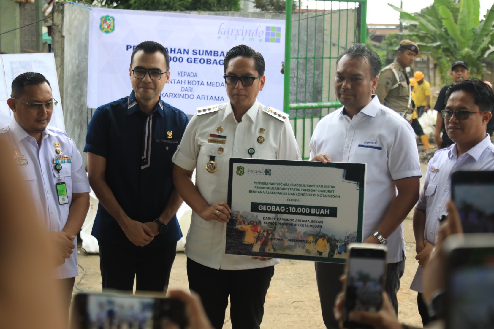 Wali Kota Medan, Rico Tri Putra Bayu Waas Menerima Bantuan 10.000 Geobag dari PT Karxindo Artama Untuk Membantu Penanggulangan Banjir di Kota Medan, di Jalan Sumber Amal, Kelurahan Harjosari II, Kecamatan Medan Amplas, di pinggiran Sungai Sei Batuan, Rabu (24/12/2025)