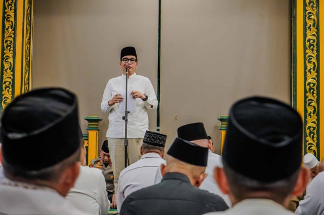 Wali Kota Medan, Rico Tri Putra Bayu Waas Pada Acara Tausiyah, Zikir, dan Doa Bersama Alim Ulama se-Kota Medan Sebagai Ikhtiar Spiritual Menyambut Tahun 2025–2026 di Pendopo Rumah Dinas Wali Kota Medan, Senin (29/12/2025) Malam
