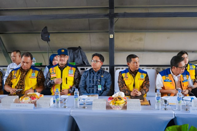 Plt Kepala Dinas SDABMBK, Gibson Panjaitan Mengikuti Rapat Dalam Rangka Kunjungan Kerja Spesifik Komisi V DPR RI Guna Meninjau Sarana dan Prasarana Infrastruktur (Underpass Manhattan), di Rumah Pompa Underpass Manhattan, Jalan Gatot Subroto, Jumat (30/1/2026)