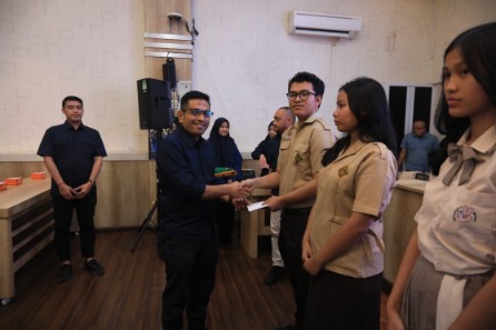 Ketua I Koperasi Konsumen KPRI Pemko Medan, Ferry Ichsan Bersama Koordinator Pengawas KPRI, Laksamana Putra Siregar, Sekretaris I KPRI, Muhammad Amsar Ramzi, Bendahara KPRI, Syaiful Menyerahkan Bantuan Beasiswa Kepada Putra dan Putri Anggota Koperasi Yang Berprestasi Pada Jenjang Pendidikan SD, SMP, dan SMA Tahun Ajaran 2024–2025 Semester Genap Dari Koperasi Konsumen Koperasi Pegawai Republik Indonesia (KPRI) Pemerintah Kota Medan, di ruang Rapat III, Balik Kota, Jumat (30/1/2026) Sore