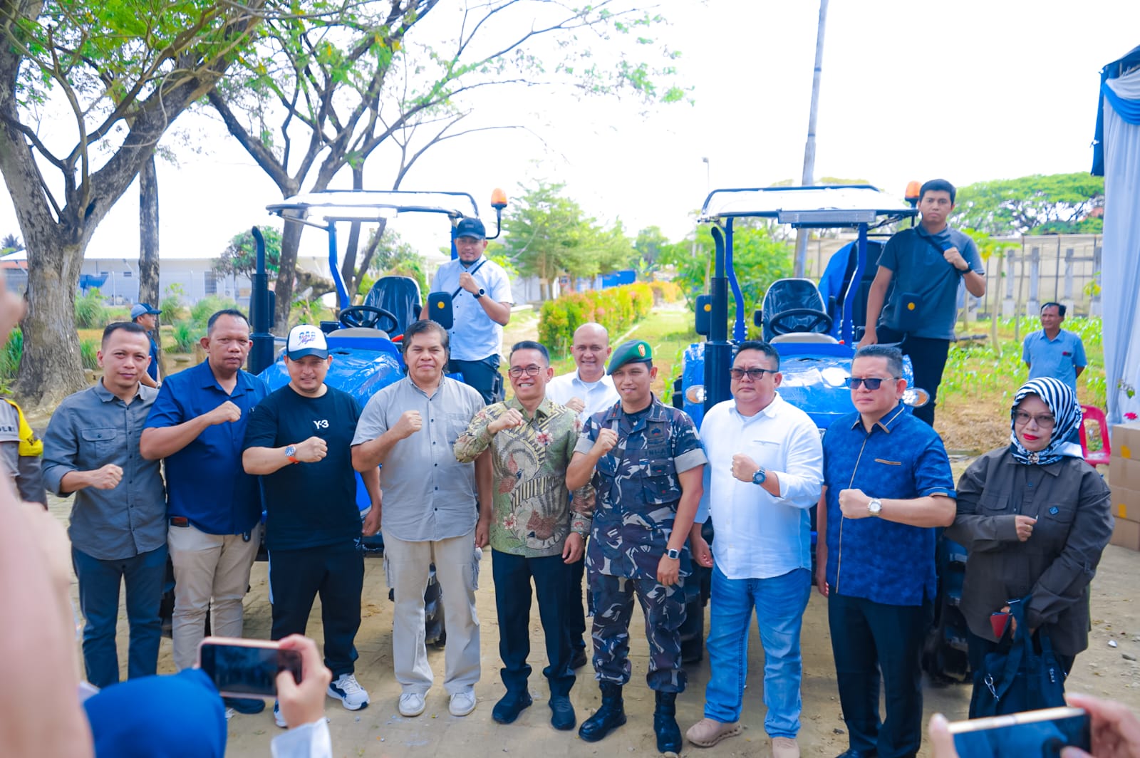 Serahkan Traktor dan Combine Harvester, Zakiyuddin Yakin Produktivitas Petani Akan Meningkat