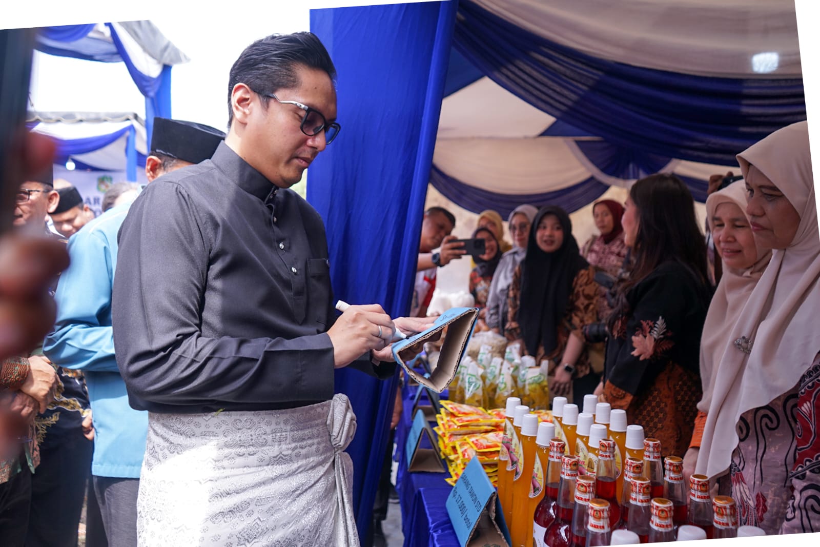 Wali Kota Medan, Rico Tri Putra Bayu Waas Secara Resmi Membuka Pasar Murah Pemko Medan Dalam Rangka Menyambut Bulan Suci Ramadan dan Hari Raya Idulfitri 1447H, di lapangan Warna Warni Martubung, kec. Medan Labuhan, Kamis (12/2/2026)