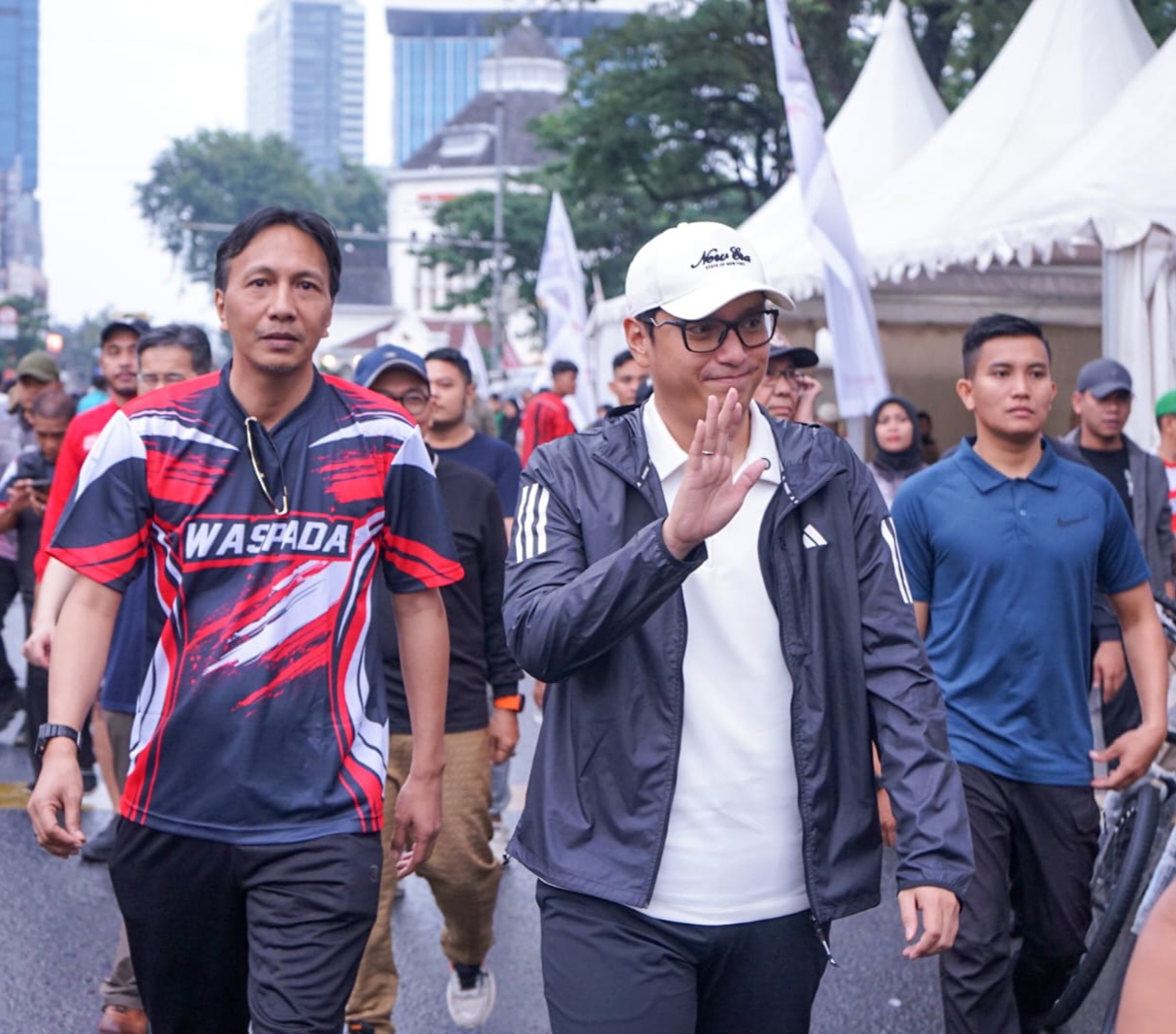 Wali Kota Medan, Rico Tri Putra Bayu Waas Melepas Kegiatan Jalan Santai Dalam Rangka Hut ke-79 Harian Waspada, di Jalan Balai Kota Medan, Minggu (15/2/2026)