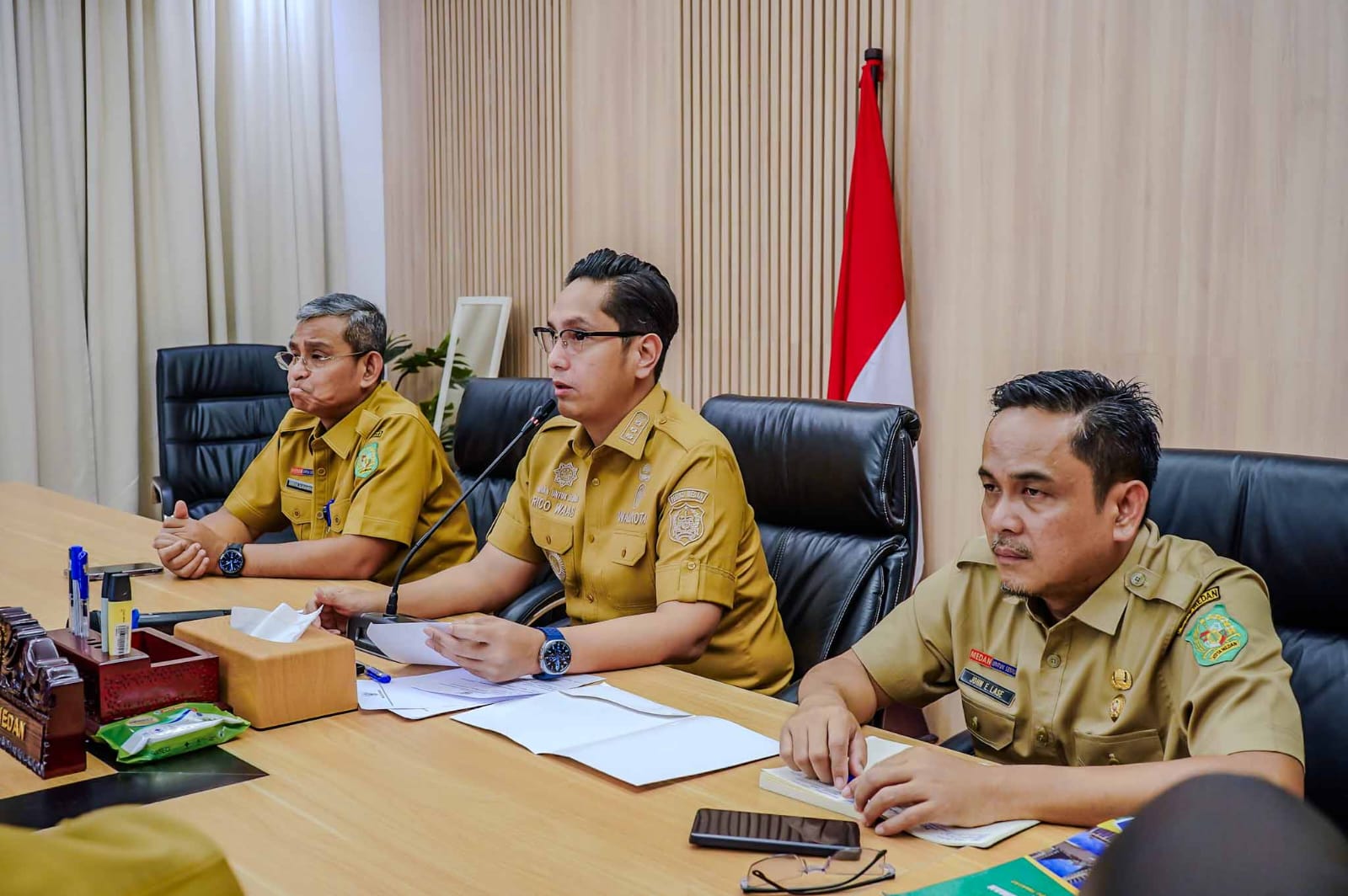 Wali Kota Medan, Rico Tri Putra Bayu Waas Didampingi Sekda, Wiriya Alrahman dan Sejumlah Kepala Dinas Terkait Menghadiri Rapat Kesiapan Mempercepat Pemenuhan Seluruh Persyaratan Administratif dan Teknis Guna Mendukung Rencana Pembangunan Rumah Susun Bagi Masyarakat Berpenghasilan Rendah di Kawasan Seruwai, Kecamatan Medan Labuhan Secara Daring, Senin (2/3/2026)