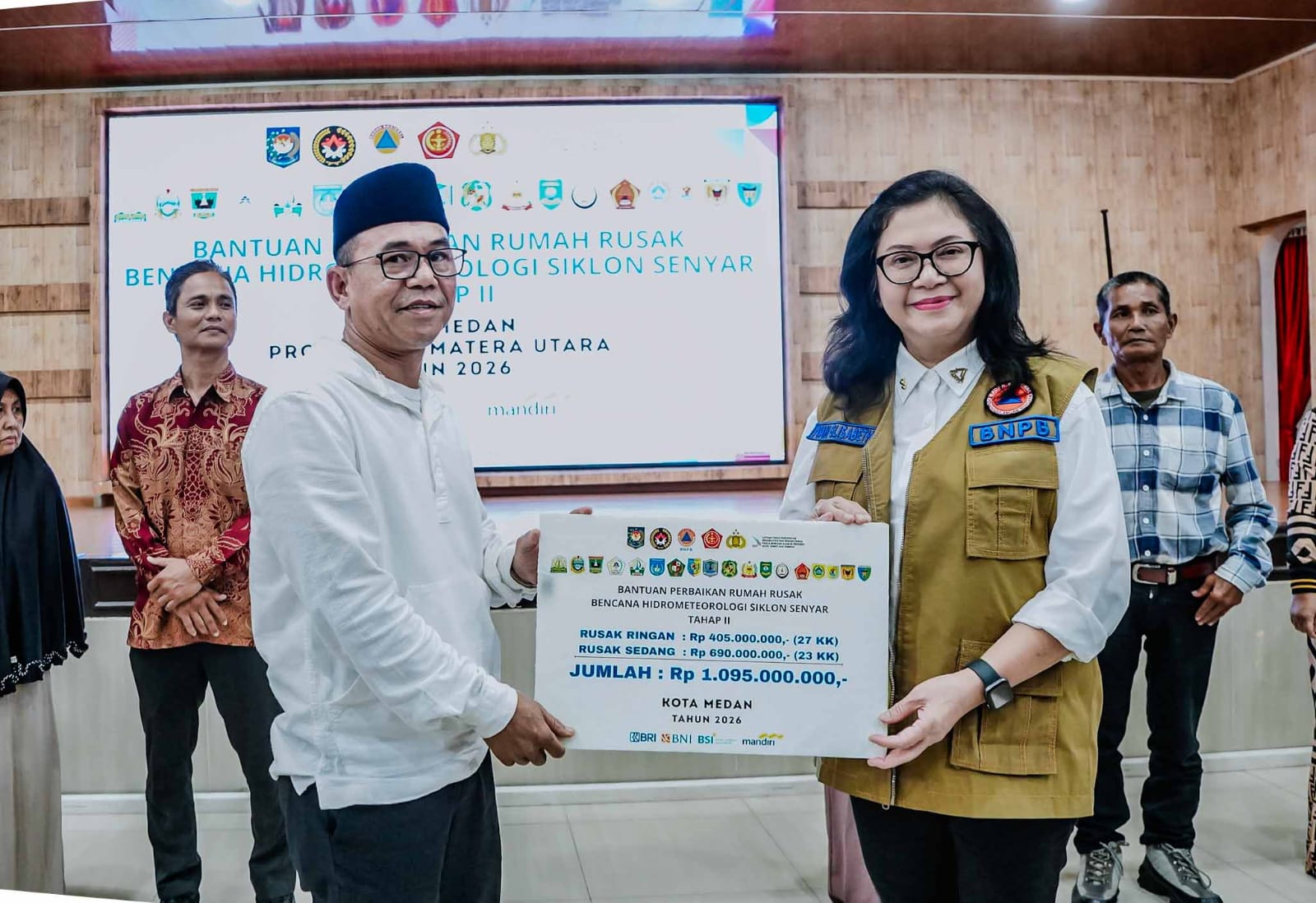 Zakiyuddin Harahap Salurkan Bantuan Perbaikan Rumah Korban Siklon Senyar