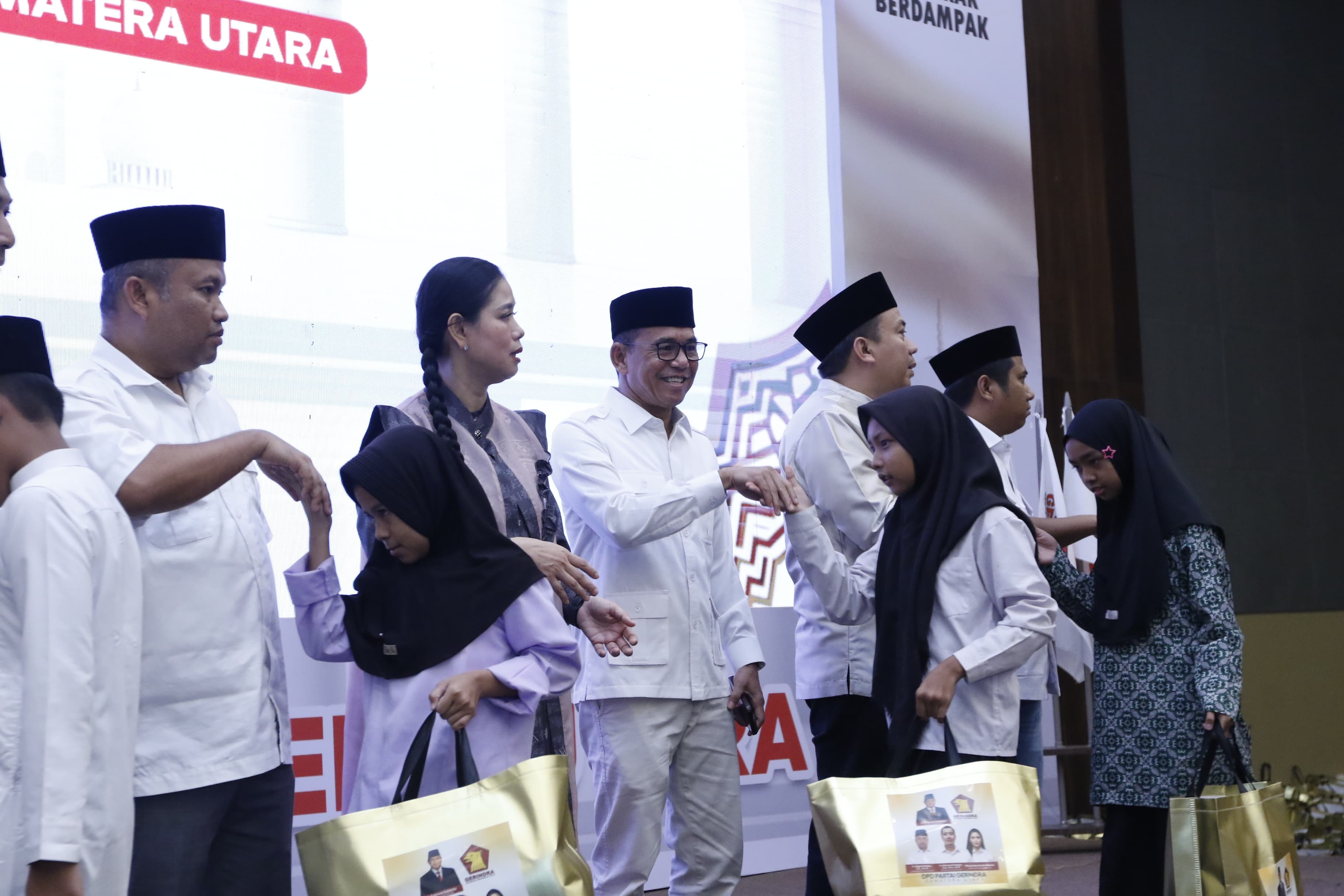 Wakil Wali Kota Medan, H. Zakiyuddin Harahap Menyerahkan Santunan Kepada Anak Yatim-Piatu Dalam Rangkaian Kegiatan Buka Puasa Bersama Yang Digelar DPD Partai Gerindra Sumatera Utara yang digelar di Hotel Santika Dyandra, Sabtu (7/3/2026)