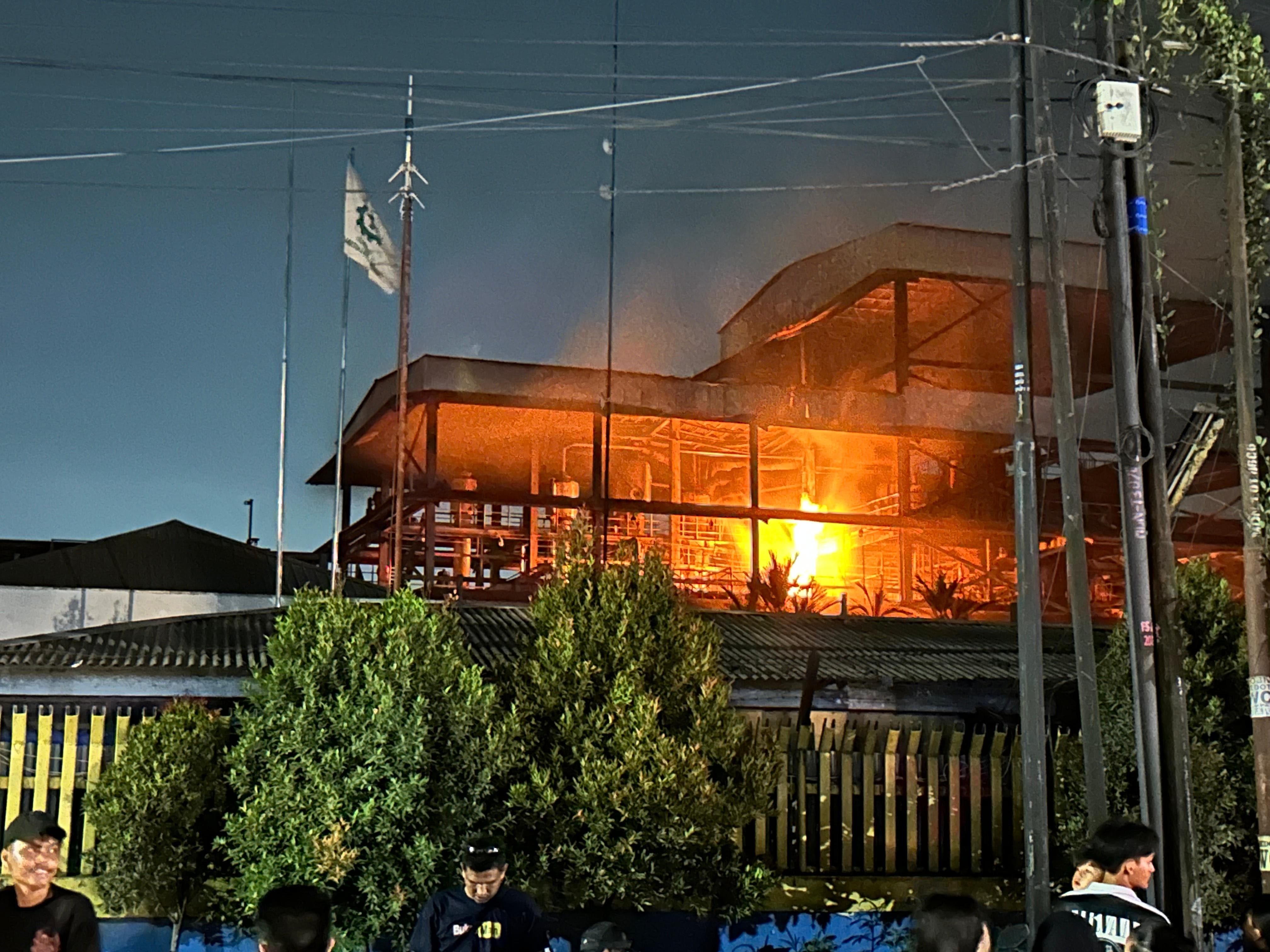 Tak Butuh Waktu Lama, Damkarmat Medan Taklukan Si Jago Merah di PT. Agro