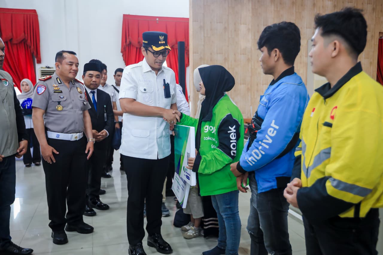 Lindungi Ojol dari Risiko Jalanan, Rico Waas Serahkan Kartu BPJS Ketenagakerjaan untuk Ribuan Driver di Medan
